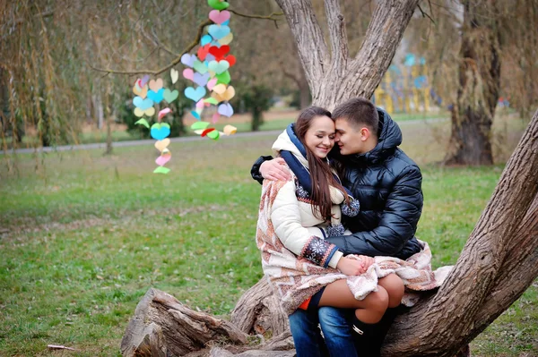 Les amoureux femmes et les hommes marchent dans le parc baiser — Photo