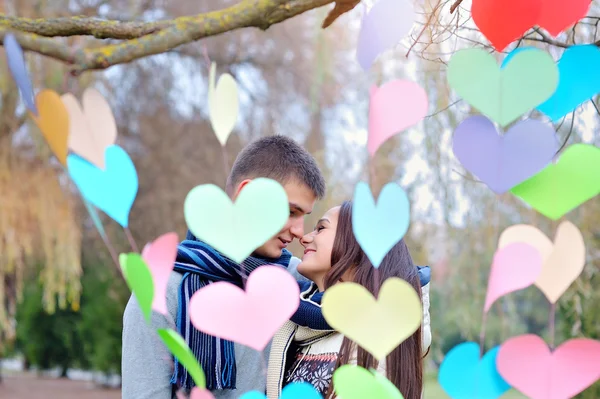 Hombre y mujer beso en el Día de San Valentín, la decoración de los corazones —  Fotos de Stock