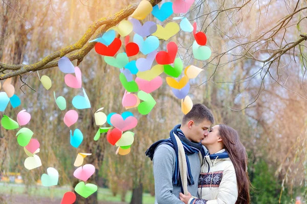 Man and woman kiss on Valentine's Day, the tree is decorated wit — Stock Photo, Image