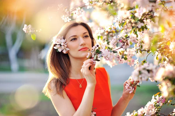 Retrato sensual de uma mulher de primavera, belo rosto prazer feminino — Fotografia de Stock