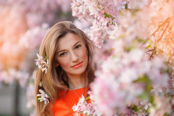 Piękna kobieta w wiosna blossom — Zdjęcie stockowe