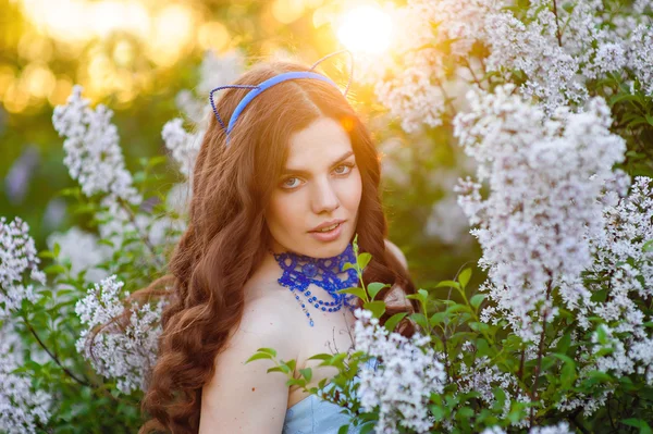 Bela mulher no jardim de primavera lilás ao pôr do sol — Fotografia de Stock