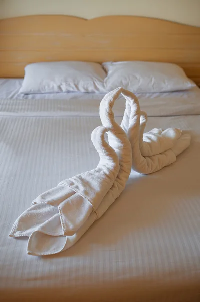 Handtücher in Hotel gerollten Schwänen — Stockfoto