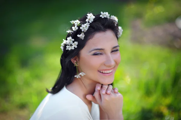 Schönes Mädchen mit Frühlingsblumen — Stockfoto