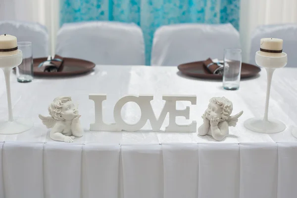 Literami napis miłość na wystrój stołu — Zdjęcie stockowe