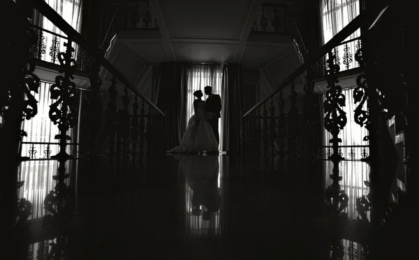 Silhouette degli sposi a un matrimonio — Foto Stock