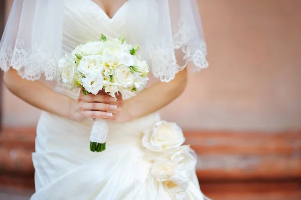 Wedding bridal bouquet in the hands of ivory color — Stock Photo, Image