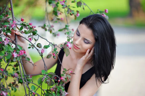 Mädchen im Frühling im Park — Stockfoto