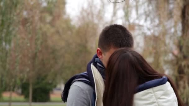 Couple aimant sont câlins dans le parc — Video