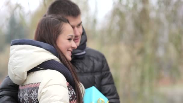 Erkek bir kıza hediye Sevgililer Günü'nde verir — Stok video