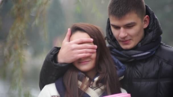 Vriendje geeft een meisje een geschenk op Valentijnsdag — Stockvideo