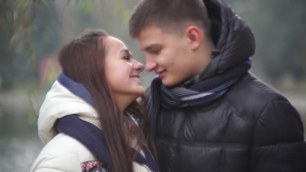 Freund schenkt Mädchen am Valentinstag — Stockvideo