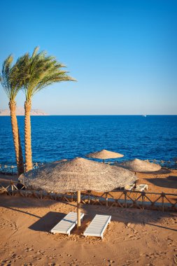 şezlong ve plaj iki deniz arka plan üzerinde
