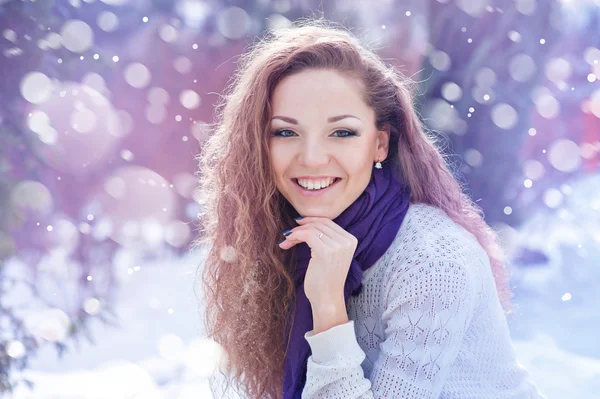 Retrato de uma bela mulher feliz no inverno — Fotografia de Stock