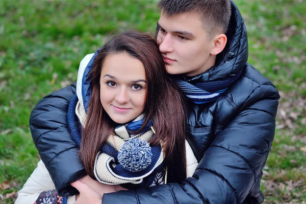 Hombre abrazando a una mujer amor — Foto de Stock