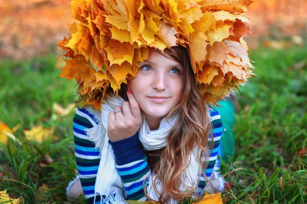 Beautiful woman in the autumn wreath of maple yellow leaves — Stock Photo, Image