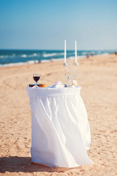 Mesa de boda en una ceremonia de boda en el fondo del mar —  Fotos de Stock