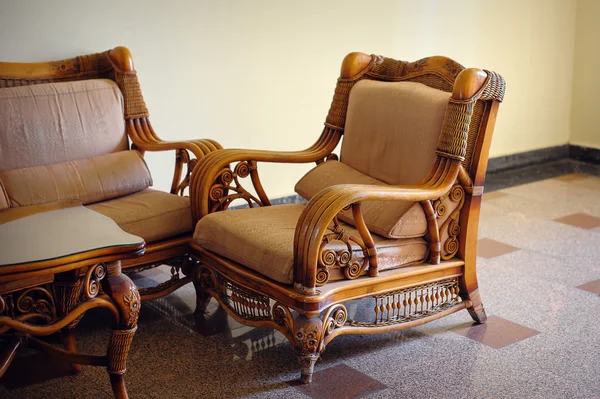 Proutěný nábytek židle v interiéru — Stock fotografie