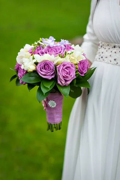 Bouquet nuziale in mani della sposa — Foto Stock