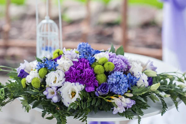 Bloemenarrangement bij de huwelijksceremonie — Stockfoto