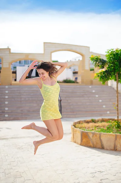 Счастливая женщина прыгает счастливой в отпуске — стоковое фото