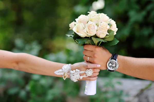 Bruden brudgummen skickar buketten vita rosor bröllop — Stockfoto