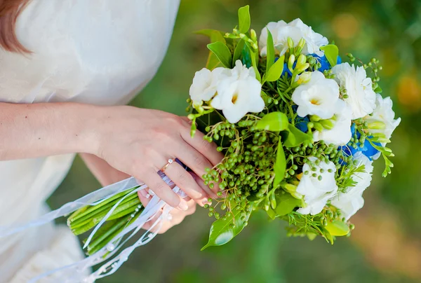 Ring on the hand of the bride — Stock Photo, Image