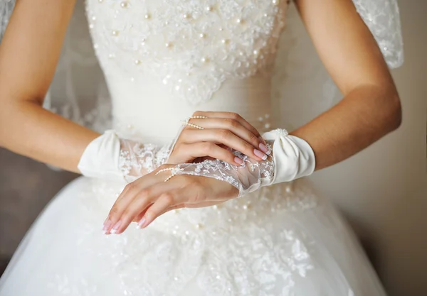 Mani di una sposa con una manicure e guanti — Foto Stock