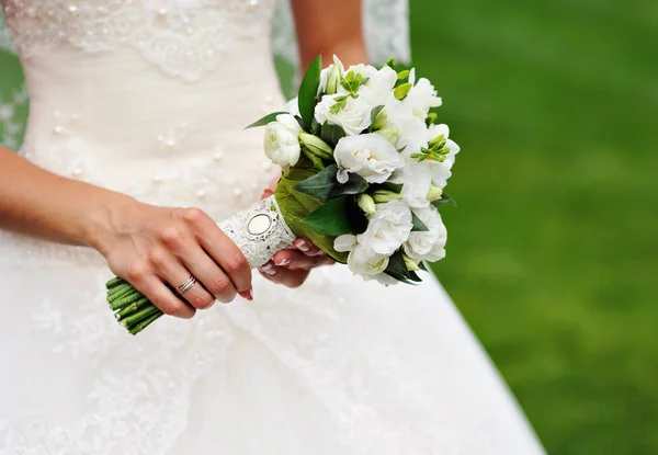 White wedding bouquet in hands of the bride — Stock Photo, Image