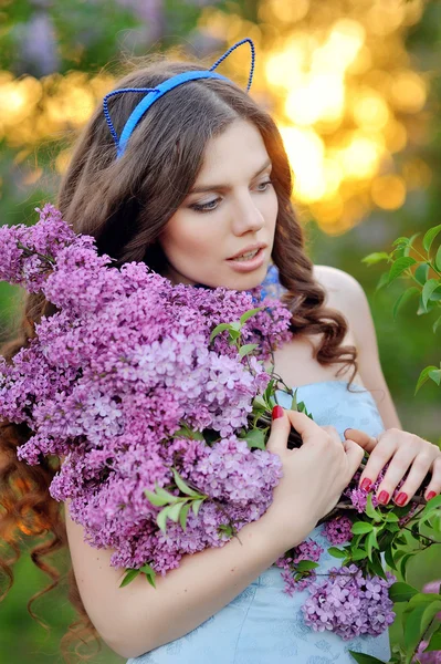 Retrato de primavera de uma menina bonita com lilás — Fotografia de Stock