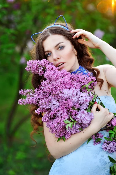 Menina primavera com flores lilás — Fotografia de Stock