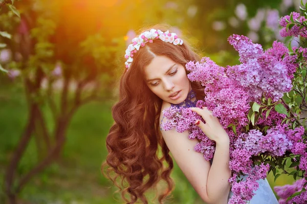 Schöne Frau im Frühlingspark und der untergehenden Sonne — Stockfoto