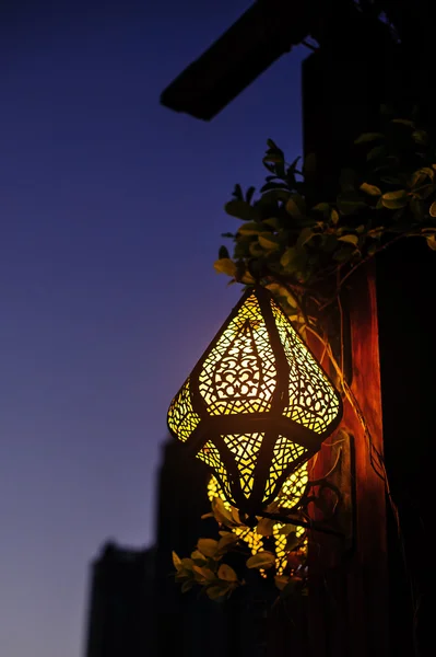 Lampe orientale dans la rue — Photo