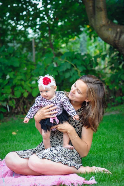 Jeune mère avec une jeune fille jouant dans le parc — Photo