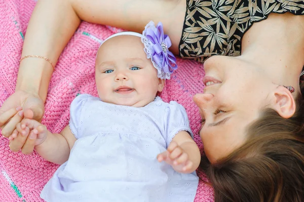 Ung mamma med sin lilla dotter — Stockfoto