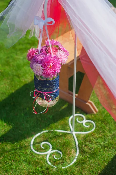 Blomsterarrangemang på ett bröllop inredning — Stockfoto