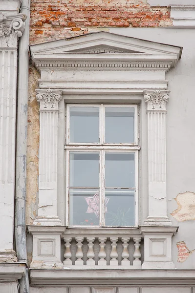 Oude venster met prachtige architectuur modellering en kolommen — Stockfoto