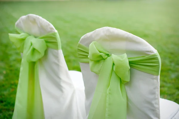 Sillas decoradas con arcos verdes — Foto de Stock
