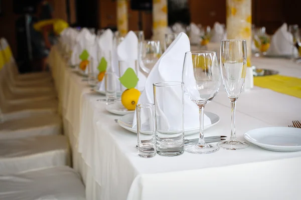 Украшенный стол на свадьбе в ресторане — стоковое фото