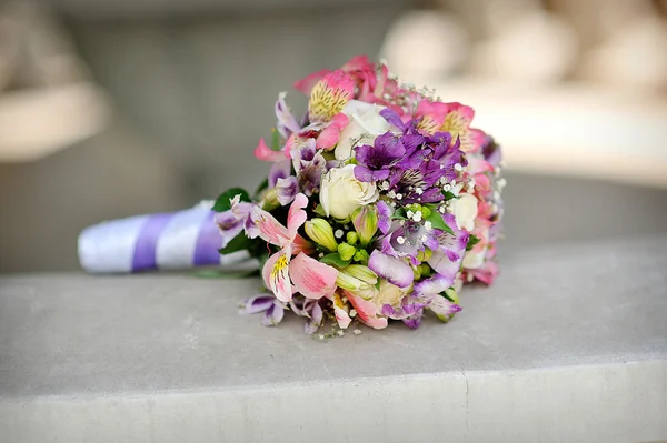 Bruids boeket van paarse bloemen — Stockfoto