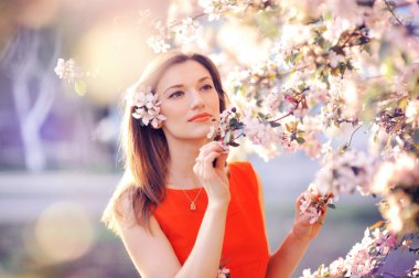 ilkbaharda yemyeşil bir bahçe içinde güzel kadın