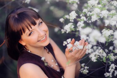 bir bahar bahçe holding çiçek gülümseyen kadın