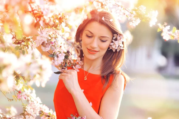 Bella donna con fiori primaverili — Foto Stock