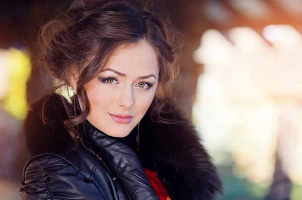 Portrait of a beautiful woman staring at the camera — Stock Photo, Image