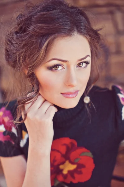 Portrait of a beautiful woman outdoors — Stock Photo, Image