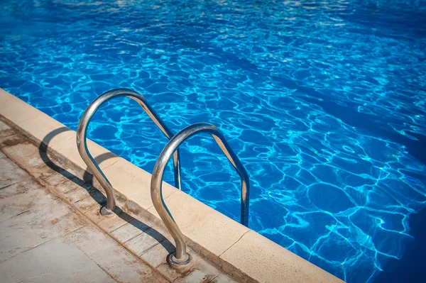 Escalera de una piscina. Disparo horizontal — Foto de Stock