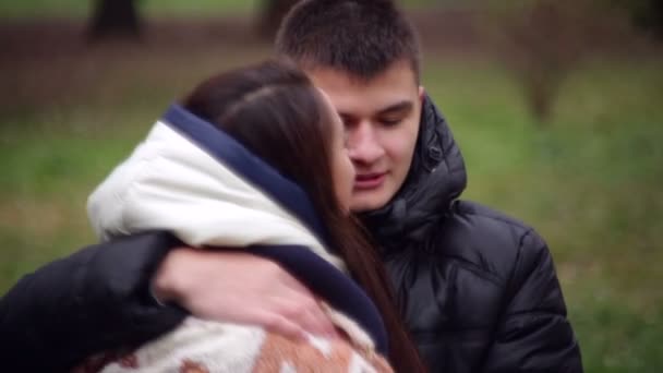 Les amoureux les femmes et les hommes marchent dans le parc couvert — Video