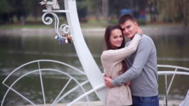 Sevgi dolu çift ayakta parkta kalp şeklinde çardak