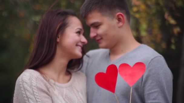 Мужчина и женщина держат сердце — стоковое видео