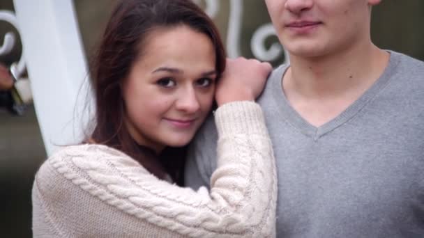 Любящая пара, стоящая в беседке в виде сердца в парке — стоковое видео